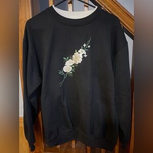 Vintage Floral Crewneck Sweatshirt with Floral Embroidery, Women’s M casual
